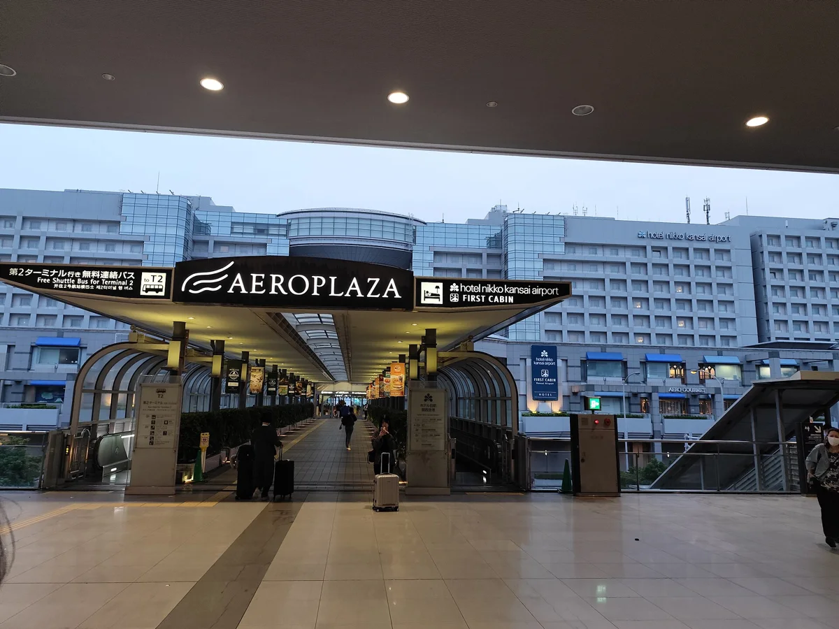 JP 日本 Japan 大阪 Osaka 關西國際 Kansai International Airport AeroPlaza mall footbridge passageway June 2026 N13P 01