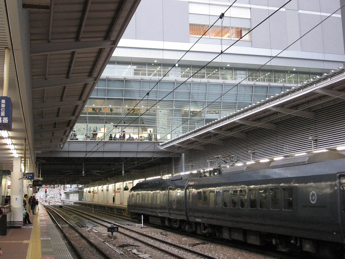 Hakata station platform and building2