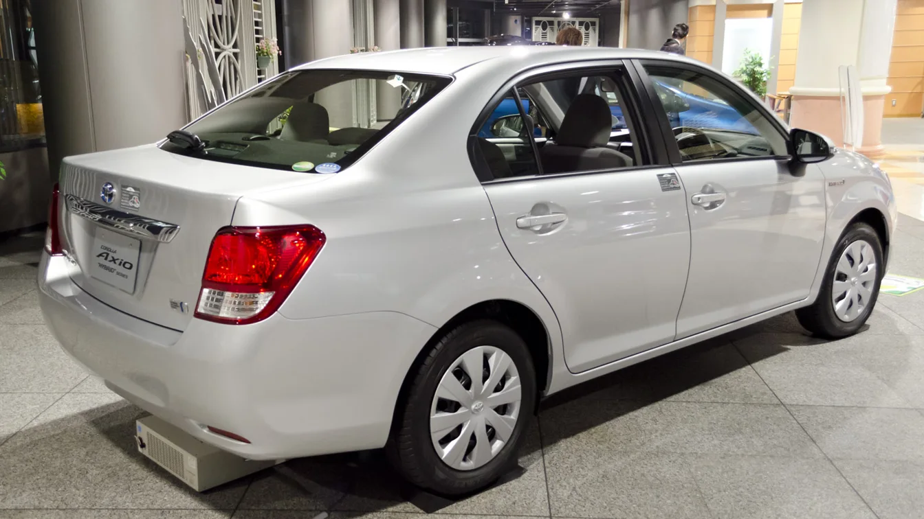 2013 Toyota Corolla-Axio-Hybrid 02